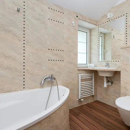 Lana 6 Bedrooms With Parking And Terrace Near The In By Renters بيت للعطل