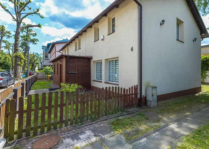 Dom wakacyjny Lana 6 Bedrooms With Parking And Terrace Near The In By Renters Sopot