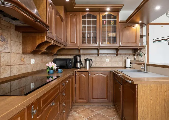 Dom wakacyjny Lana 6 Bedrooms With Parking And Terrace Near The In By Renters *