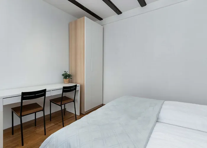 Dom wakacyjny Lana 6 Bedrooms With Parking And Terrace Near The In By Renters