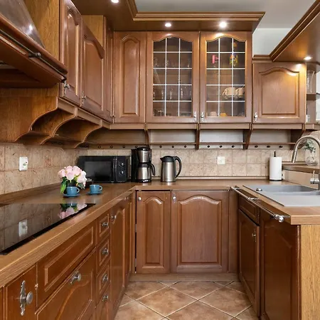 Hébergement de vacances Lana 6 Bedrooms With Parking And Terrace Near The In By Renters *