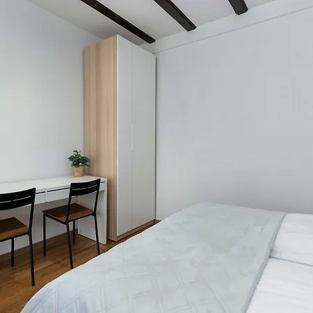 Hébergement de vacances Lana 6 Bedrooms With Parking And Terrace Near The In By Renters