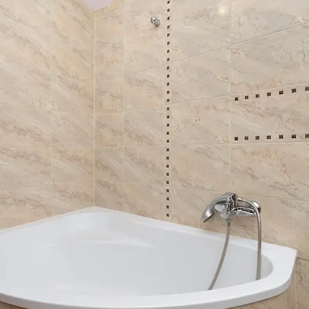 Lana 6 Bedrooms With Parking And Terrace Near The In By Renters Hébergement de vacances *